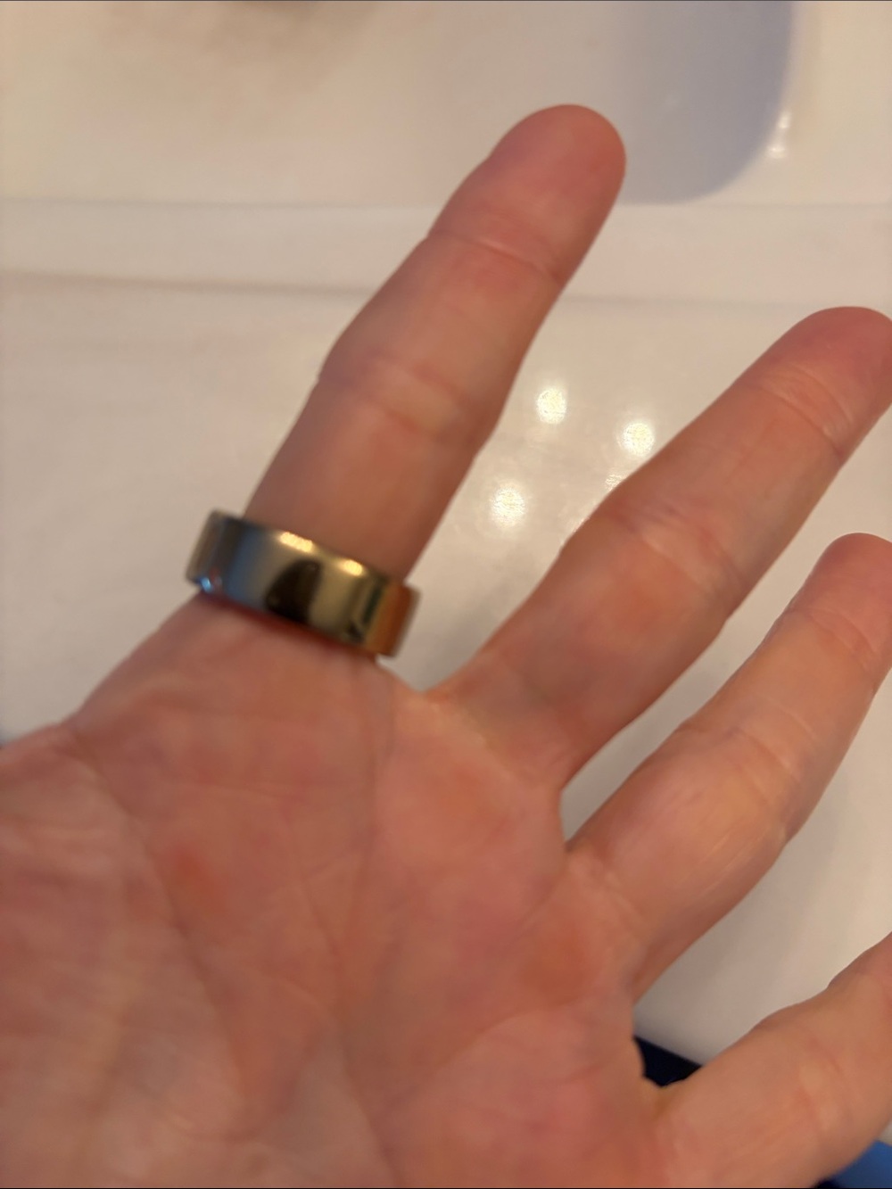 Oura Polished Metallic Gold-Tone Band Ring size 8
Series 4 - Picture 2 of 5